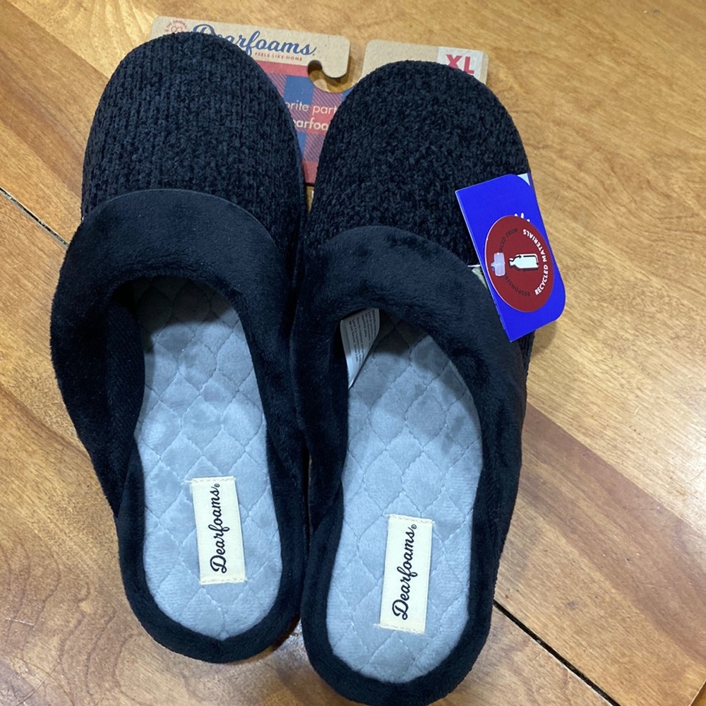 NWT. Dearfoam, women’s size 11-12, slippers.